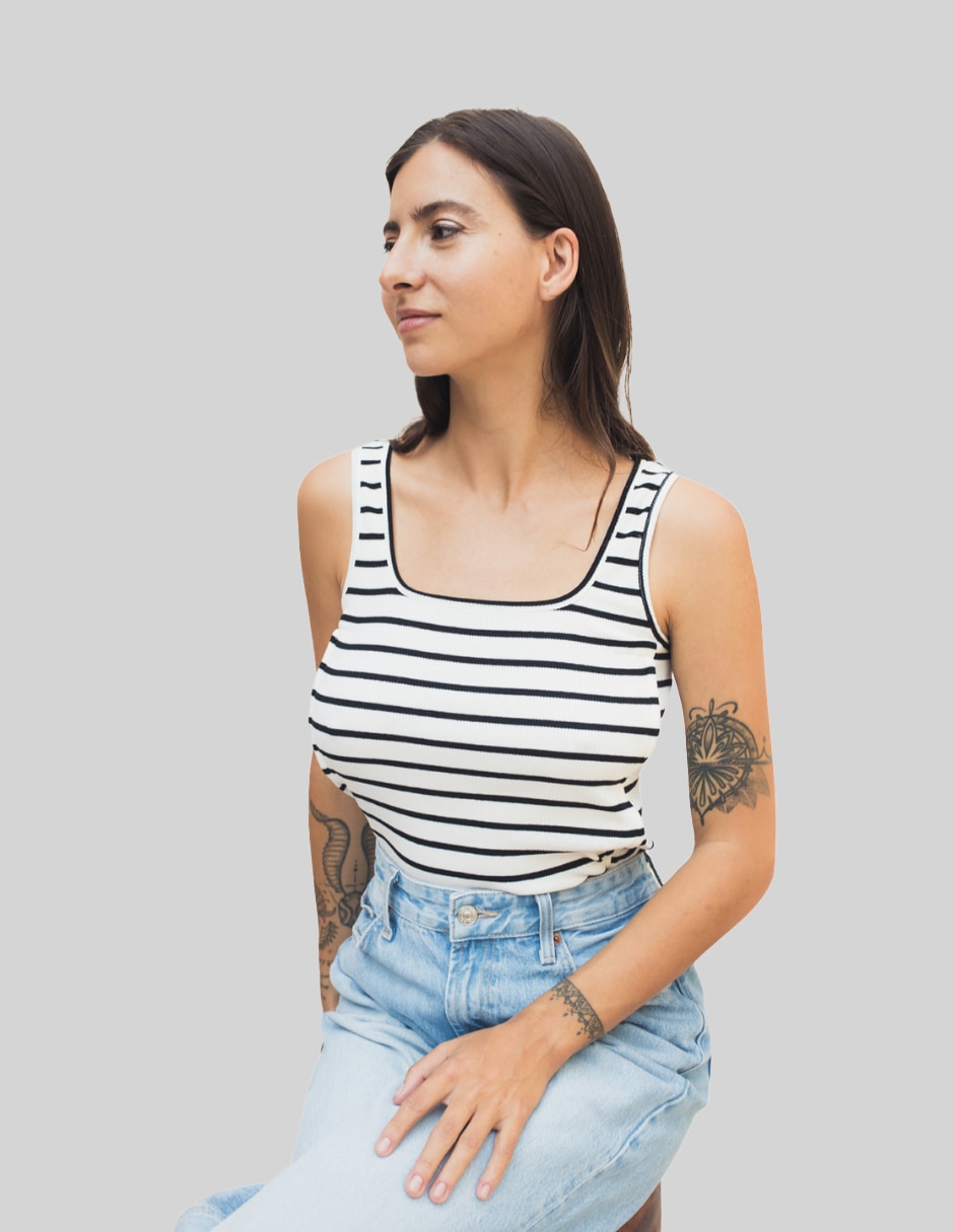 Playera maternidad sin manga cuello con escote 2